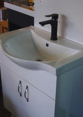 İki kapaklı lavabolu banyo dolabı, siyah batarya ile